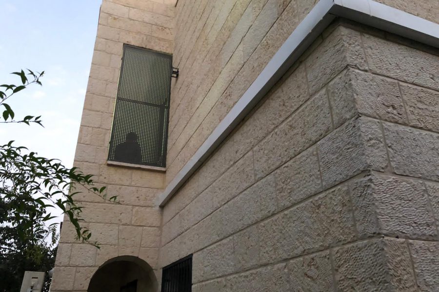 צנרת רדיאטורים חיצוני בתוספת תעלה ייחודית להסתרת הצנרת